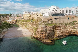 Polignano A Mare Italy Drucke: View of beach and old town on limestone cliffs, Polignano a Mare, Puglia, Italy, Europe