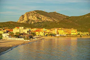 Blick auf die Strandstraße am Sonnenuntergang im Golfo Aranci in Sardinien Italien Mittelmeer Europa