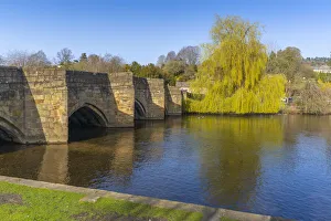 Uk Countryside Landscapes Drucke: View of bridge over River Wye, Bakewell, Peak District National Park, Derbyshire, England