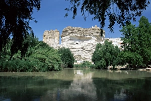 Chalk Cliffs Europe Drucke: View to castle on top of chalk cliffs above the Jucar River