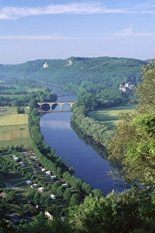Frankreich Drucke: Blick vom Schloss zur Dordogne-Flusslandschaft in Beynac im Département der Dordogne in der Region Nouvelle-Aquitaine