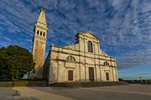 Blick auf die Kathedrale von St. Euphemia am Sonnenuntergang in Rovinj (Istrien), Kroatien im Adriatischen Meer in Europa