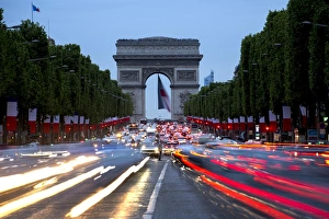 Illuminated Cityscape Drucke: View down the Champs Elysees to the Arc de Triomphe, illuminated at dusk, Paris, France