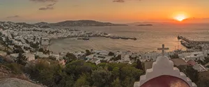 Blick auf Kapelle und Dorf von einem erhöhten Aussichtspunkt zum Sonnenuntergang in der Stadt Mykonos