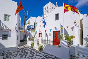 Cyclades Islands Europe Drucke: View of chapel and whitewashed narrow street, Mykonos Town, Mykonos, Cyclades Islands
