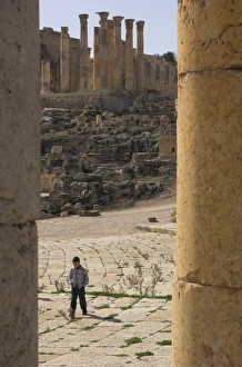 Jerash Archaeological Site Drucke: View through columns of boy walking past