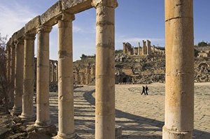 Middle East Archaeology Sites Drucke: View through columns with people in the Forum