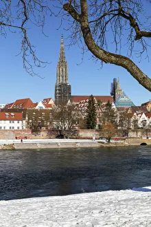 Blick über den Donaufluss zur Ulmer Münsterstadt in der Schwäbischen Alb im Bundesland Baden-Württemberg Deutschland