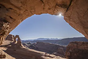 Delicate Arch Drucke: View of Delicate Arch through Frame Arch with sunburst, Arches National Park, Utah