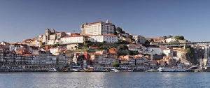 Blick über den Fluss Douro zu dem Ribeira-Bezirk mit der Weltkulturerbe-Stätte und der Sé-Kathedrale