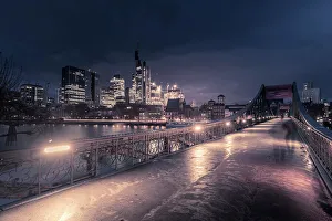 Blick auf den Eisenernen Steg Brücke und die Mainschifffahrt zum Horizont bei Sonnenaufgang in Frankfurt am Main im Land Hessen Deutschland Europa
