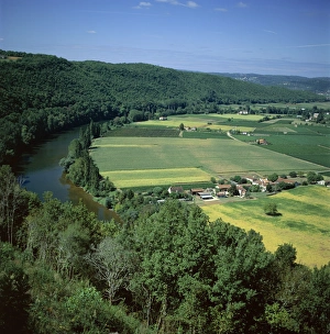 Dordogne Valley Scenery Drucke: View over fields, trees and river in the Dordoge Valley, Aquitaine, France, Europe