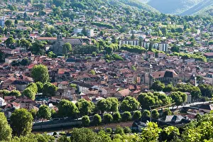 Drucke von Blick auf Figeac, der Dächer, Bäume und Gebäude in Midi-Pyrénées in Frankreich zeigt Los Drucke: Blick auf Figeac, der Dächer, Bäume und Gebäude in Midi-Pyrénées in Frankreich zeigt.
