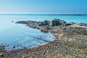 Drucke von Blick über das Fort Clonque auf der Insel Alderney im Kanalinseln in Großbritannien Europa Verwandte Bilder Drucke: Blick über Fort Clonque auf Alderney im Vereinigten Königreich in Europa
