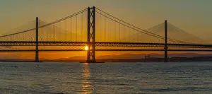 Forth-Brücke Drucke: Blick auf den Forth Road Bridge und die Queen's-Ferry-Bridge über das Firth of Forth zur Sonnenuntergangszeit