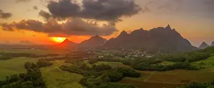 Indian Ocean Sunset Drucke: View of golden sunset behind Long Mountain and patchwork of green fields