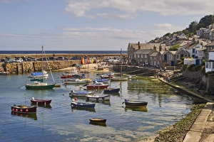 Blick auf den Hafen bei mittlerer Gezeiten in Mousehole am Penwith im Königreich Großbritannien