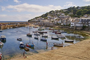 Mousehole Harbour Drucke: View of the harbour at mid-tide, Mousehole, Penwith, Cornwall, England, United Kingdom