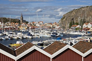 Harbour Views In Europe Drucke: View over harbour and Vetteberget cliff, Fjallbacka, Bohuslan Coast, Southwest Sweden