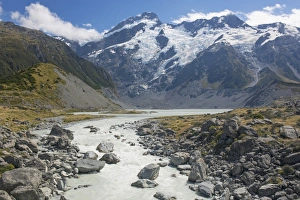 Mount Cook National Park Landscapes Drucke: View along the Hooker River to Mount Sefton, Aoraki (Mount Cook) National Park, UNESCO