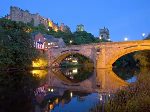 Grafschaft Durham Drucke: Blick auf das beleuchtete Schloss und die Kathedrale über den Fluss Wear unter der Brücke von Framwellgate