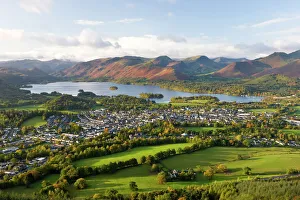 Cumbria Drucke: Blick über Keswick und das Deutsersee aus der Skiddaw-Randgipfelgruppe im nationalen Parke des Lake-Distrikts