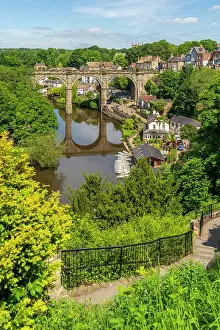 Nord-Yorkshire Drucke: Blick auf den Bahnhof von Knaresborough und die Nidd vom Pfad zum Schloss