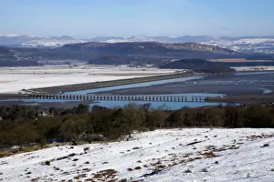 Cumbria Drucke: Blick auf die Seenlandsberge und den Estuarien von Kent aus dem Schnee am Arnside Knott im Kumberland