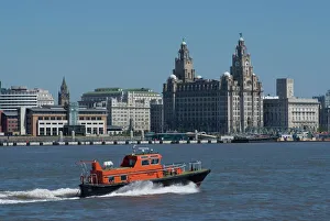Drucke von Blick auf die Skyline von Liverpool und das Liver Building mit einem Pilotboot im Vordergrund aus der Sicht des Ferryboots vom Hafen von Liverpool Verwandte Bilder Drucke: Blick auf die Skyline von Liverpool und das Liver Building mit einem Pilotboot im Vordergrund