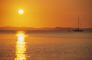 Coastal Scenery Australia Drucke: View to mainland from Monkey Beach at sunset, Great Keppel Island, Queensland, Australia