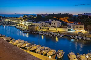 Blick auf den Hafen am Abend von einer erhöhten Position in Ciutadella auf der Insel Menorca im Balearen-Archipel Spanien Mittelmeer Europa