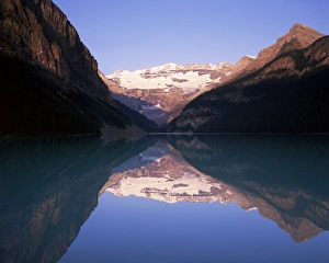 Kanadische Rocky Mountains Drucke: Blick auf den Berg Victoria über die ruhigen Gewässer von See Lac des Loups