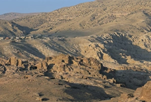 Nabatean Architecture Drucke: View over Nabatean tombs