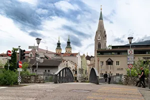 Blick auf das alte Stadtbild von der Adlerbrücke in Brixen im Südtirol (Provinz Bozen), Italien