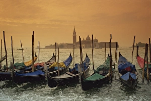 Venice Grand Canal Drucke: View past docked gondolas towards St. Marks Square, from across the Grand Canal