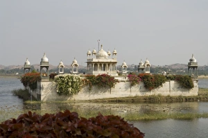 Rajasthan Tourism Places Drucke: View of Pavilion in lake