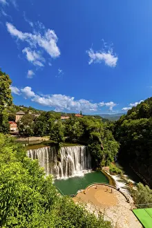Bilder mit dem Datum 2024: Blick auf den Pliva-Wasserfall und die kreisförmige Plattform in Jajce