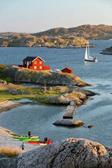 Drucke von Blick über das rote schwedische Haus und die Inseln des Archipels Skarhamn mit der Insel Tjörnen in den Küsten von Bohuslän im Südwesten Schwedens an der südschwedenischen Küste, Schweden Schweden Drucke: Blick über das rote schwedische Haus und die Inseln des Archipels in Skarhamn