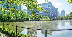 Tokyo Cityscape Photography Drucke: View of reflections in Wadakura Moat on a sunny day, Chiyoda, Tokyo, Honshu, Japan