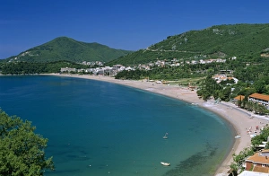 Europe Coastal Photography Drucke: View over resort and beach, Rafailovici, The Budva Riviera, Montenegro, Europe