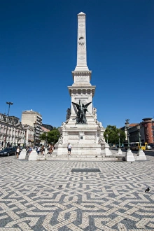 Lisbon Portugal Drucke: View of Restauradores Square and the Monument to the Restorers, Lisbon, Portugal, Europe