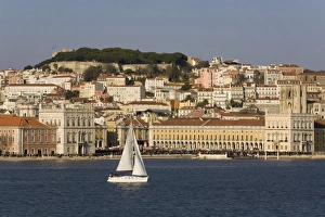 Lisbon Skyline Drucke: View from River Tagus, showing Praca Comercio
