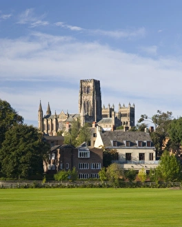County Durham Landscape Photography Drucke: View across riverside playing fields to the cathedral, Durham, County Durham