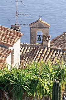Mediterranean Europe Scenery Drucke: View over rooftops from the Jardin Exotique, Eze, Alpes-Maritimes, Cote d Azur