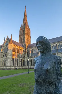 Blick auf die Salisburier Kathedrale und Statuensitz beim Sonnenuntergang in Salisbury im Wiltshire Engeland