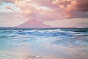 Drucke von Blick vom San Jorge auf den Konzepschutzbergvulkan von Ometepe Insel in Nicaragua im zentralamerikanischen Teil Nicaragua Drucke: Blick vom San Jorge auf den Konzepción-Vulkan von der Insel Ometepe in Nicaragua im Zentralamerika