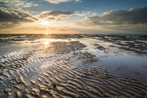 UK Travel Destination Drucke: View of sandy beach and pools at low tide