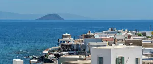 Dodecanese Island Hopping Drucke: View of sea and whitewashed buildings and rooftops of Mandraki