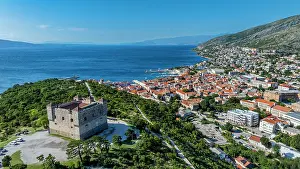 Blick auf Senj mit Burg und Küste in Kroatien an einem klaren Tag.