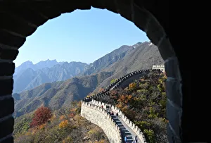 UNESCO World Heritage Site Beijing Drucke: View through sentry post window, Great Wall of China, built 1368, Mutianyu section